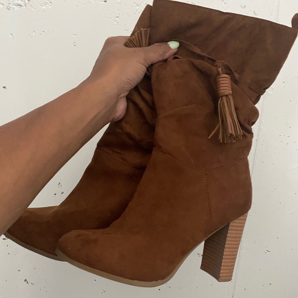 Mid-calf heeled boots with tassels